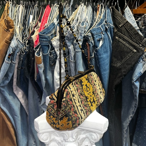 Vintage TAPESTRY carpet bag Fuzzy Velvet Floral beaded top handle frame bag - Picture 2 of 8